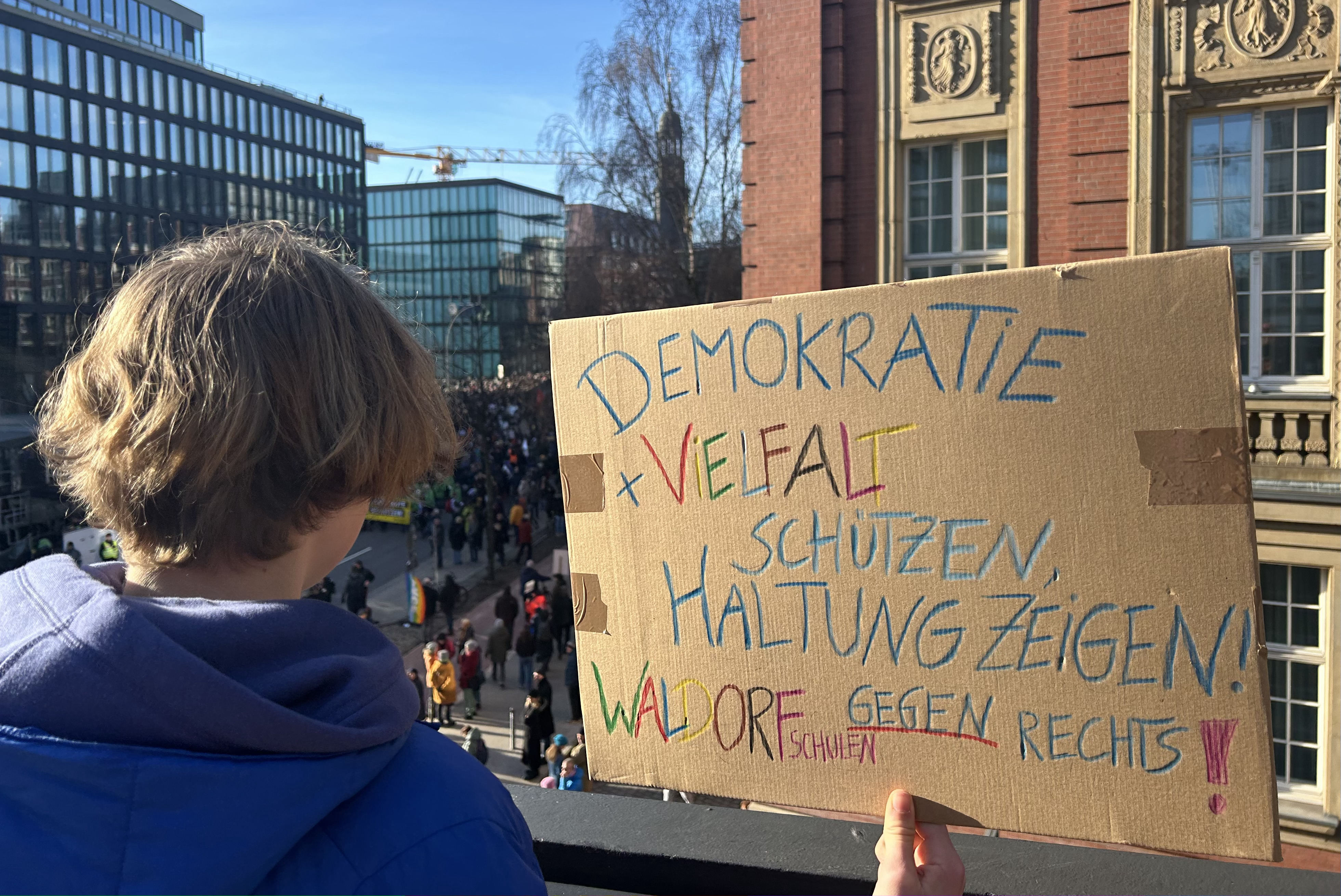 Oberstufenschüler demonstrieren in der Hamburger Innenstadt für den Erhalt von Demokratie und Vielfalt 